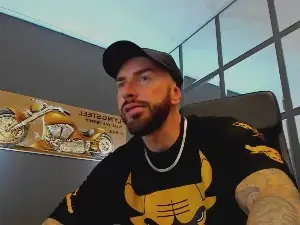 Cam4 Live Porn of AronGrant