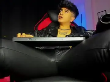 Chaturbate Live Porn of lylebennett_
