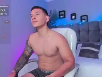 Chaturbate Live Sex Cam of thomas_moon_