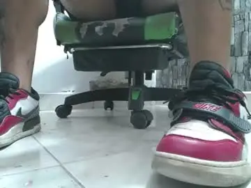 Chaturbate Live Sex Cam of srfindomfeet_