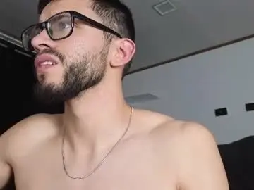 Chaturbate Live Sex Cam of phantom_bigger1