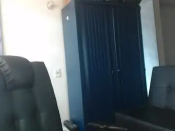 Chaturbate Live Sex Cam of uncle_hottiecb