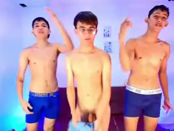 Chaturbate Live Sex Cam of chillbicrew