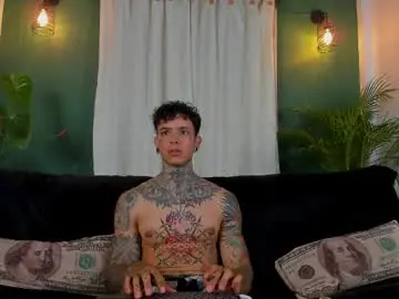 Chaturbate Live Sex Cam of aron_ford