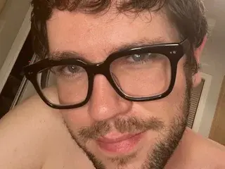Streamate Live Sex Cam of Hole4Yoos