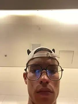 Stripchat Free Porn Cam of Andres_boy252