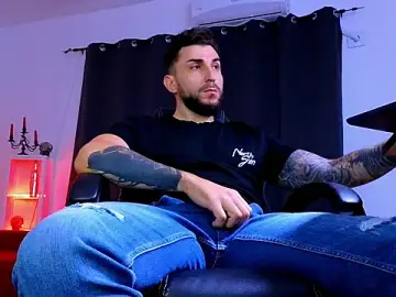 Stripchat Live Sex Cam of MightyAaron66