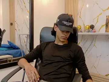 Stripchat Watch Live Sex Cams of Zayn_Fox32