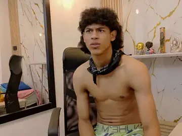 Stripchat Live Sex Cam of Zayn_Fox32
