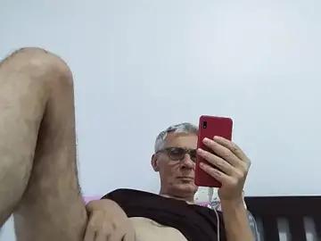 Stripchat Free Porn Cam of BIGUNCUTHARDCOCK