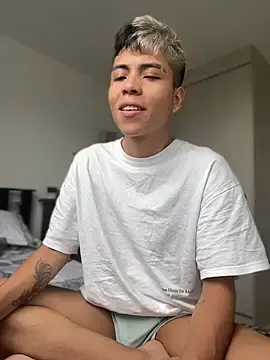 Stripchat Live Sex Cam of MaxiWildd