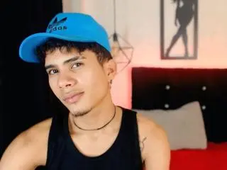 Xlovecam Free Porn Cam of SkinnyCuteAlyer